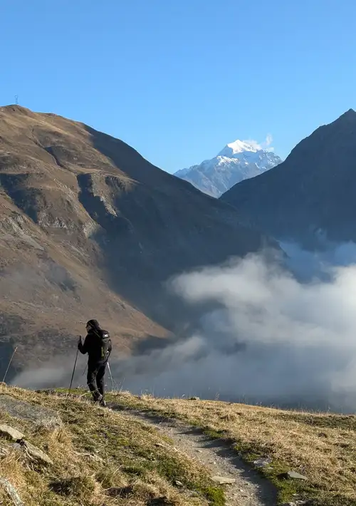 Randonneur sur un sentier de montagne